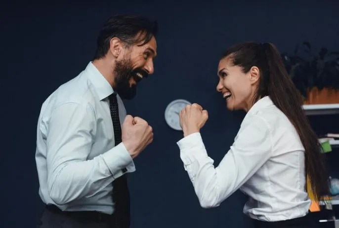 dos empresarios celebrando